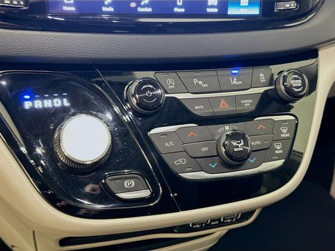 Used 2024 Chrysler Pacifica Touring-L image 23