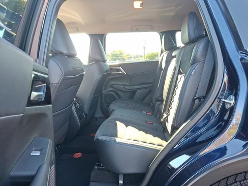 Used 2022 Mitsubishi Outlander SE image 10