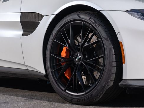 Used 2021 Aston Martin V8 Vantage Coupe RWD image 21