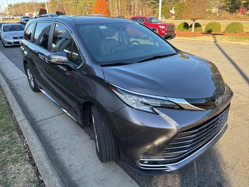 Used 2022 Toyota Sienna Limited image 3