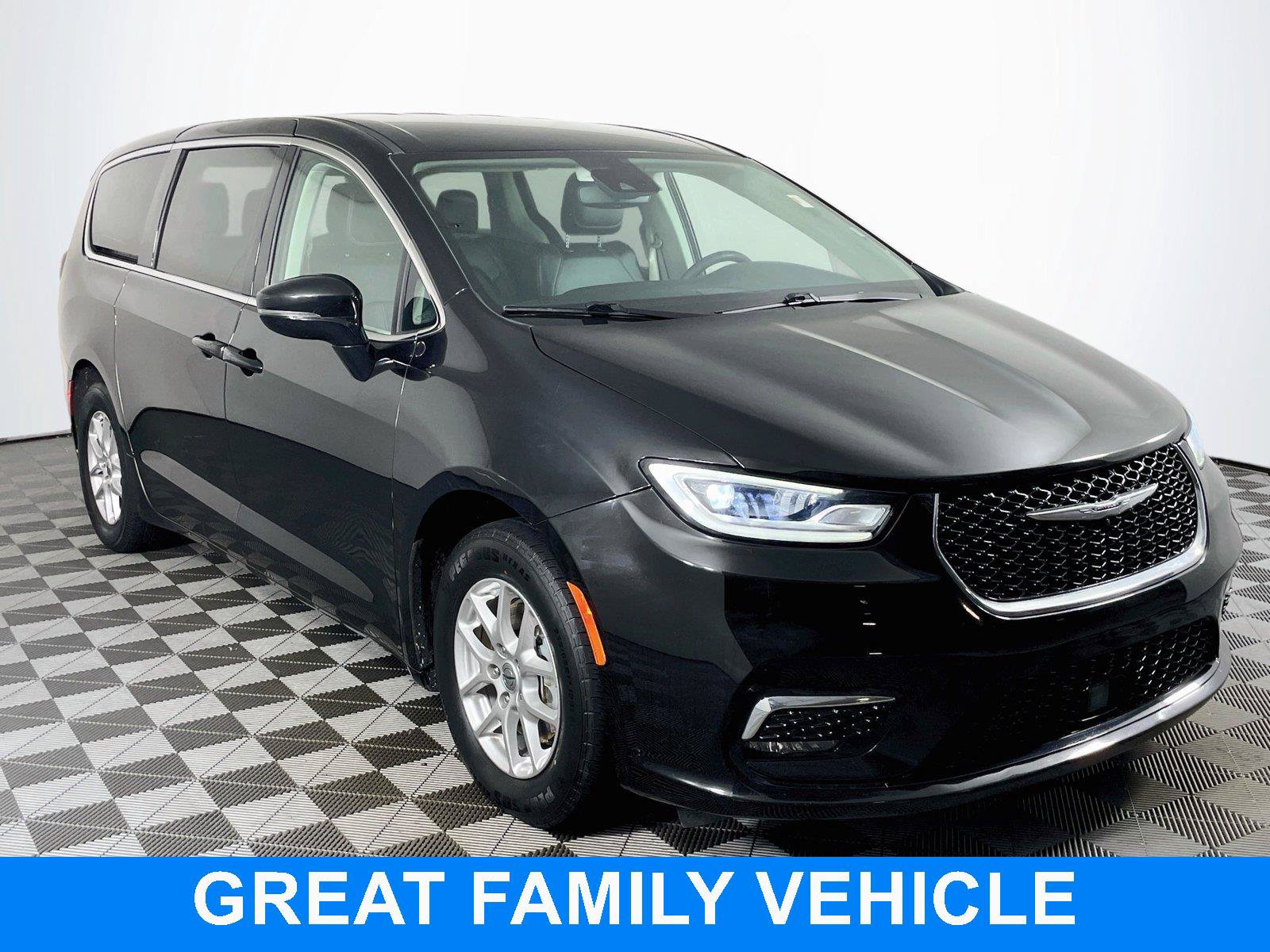 Used 2024 Chrysler Pacifica Touring-L FWD image 1