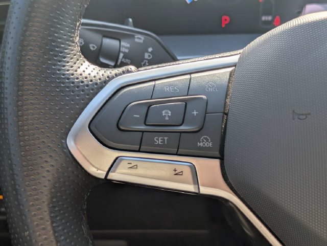 Used 2025 Volkswagen Tiguan SE R-Line FWD image 25