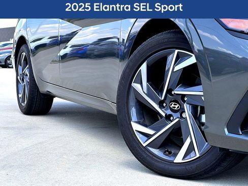 Used 2025 Hyundai Elantra Sport image 2
