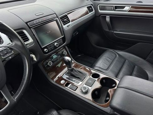 Used 2015 Volkswagen Touareg TDI AWD/4WD image 16