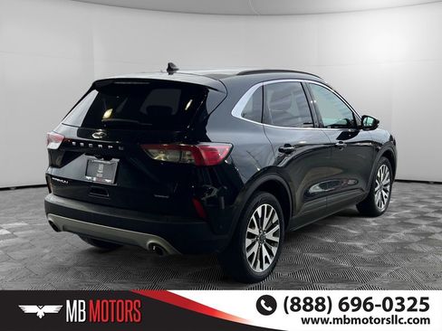 Used 2020 Ford Escape Titanium image 3
