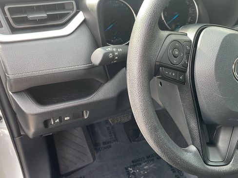 Used 2021 Toyota RAV4 LE image 23