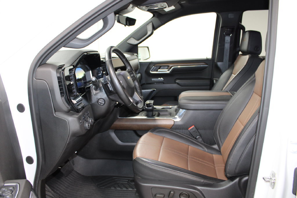 Used 2024 Chevrolet Silverado 1500 High Country w/ Technology Package AWD/4WD image 23