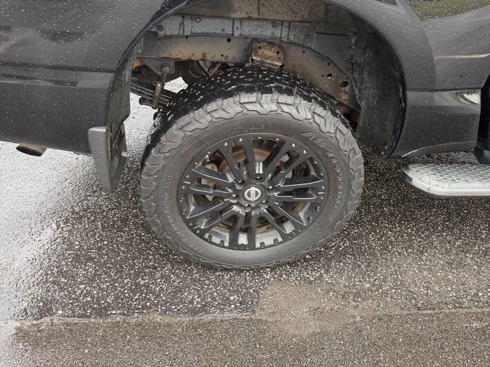 Used 2020 Nissan Titan SL w/ Moonroof Package AWD/4WD image 23