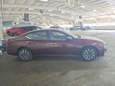 Used 2024 Nissan Altima 2.5 SV FWD image 2