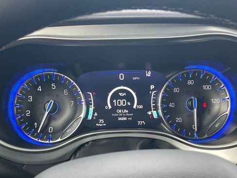 Used 2025 Chrysler Pacifica Limited image 47