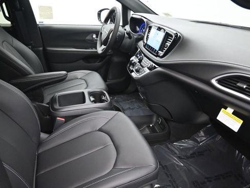 New 2026 Chrysler Pacifica Select image 18