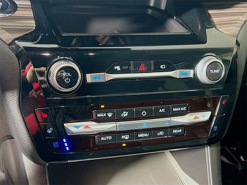 Used 2023 Ford Explorer Limited image 15