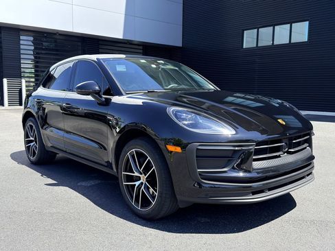 Certified 2023 Porsche Macan AWD/4WD image 10