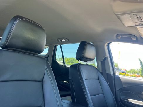 Used 2024 GMC Terrain SLT AWD/4WD image 17