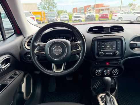 Used 2017 Jeep Renegade Latitude w/ Cold Weather Group FWD image 13