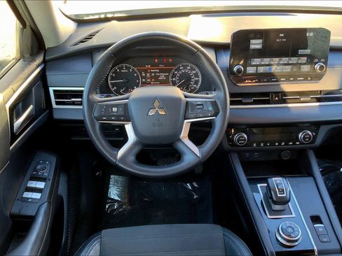 Used 2023 Mitsubishi Outlander SE image 5