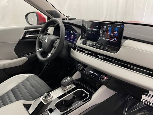 New 2025 Mitsubishi Outlander SE image 27
