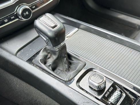 Used 2020 Volvo XC60 T5 Momentum image 17