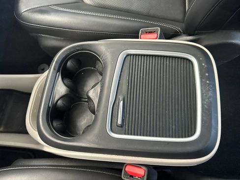 Used 2024 Chrysler Pacifica Limited FWD image 31
