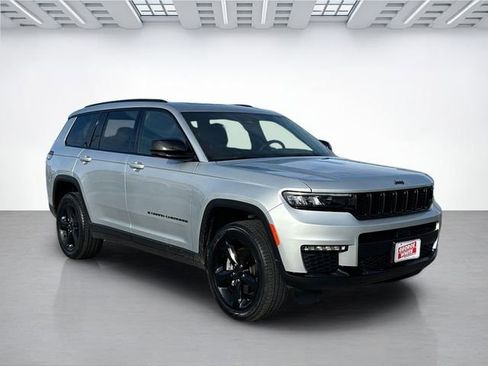 Used 2025 Jeep Grand Cherokee L Limited w/ Black Appearance Package AWD/4WD image 2