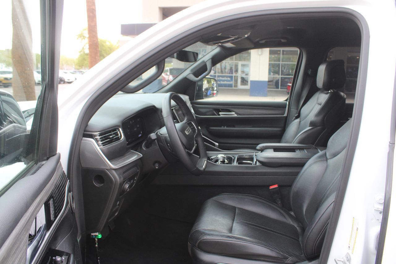 Used 2023 Jeep Wagoneer L Series II AWD/4WD image 10