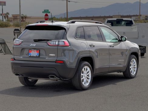 Used 2022 Jeep Cherokee Latitude Lux w/ Mopar Interior Package FWD image 5