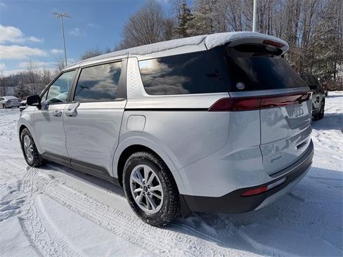 Used 2023 Kia Carnival LX image 4