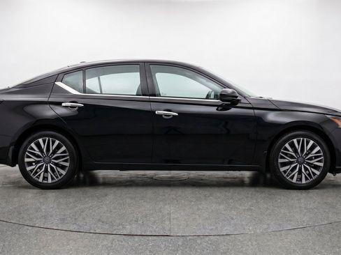 Used 2025 Nissan Altima 2.5 SV FWD image 11