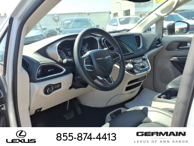 Used 2024 Chrysler Pacifica Touring-L FWD image 13