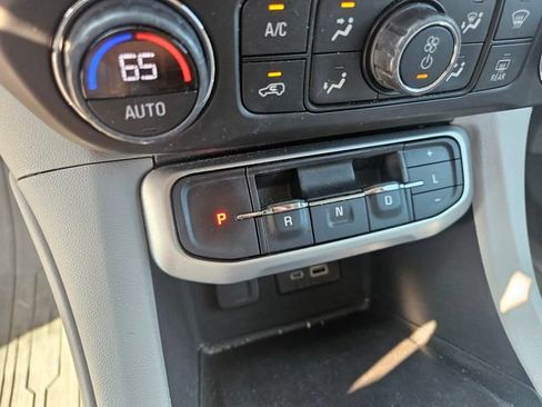 Used 2023 GMC Acadia SLT w/ Preferred Package FWD image 24