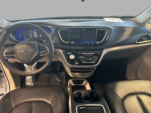 Used 2024 Chrysler Pacifica Touring-L FWD image 31