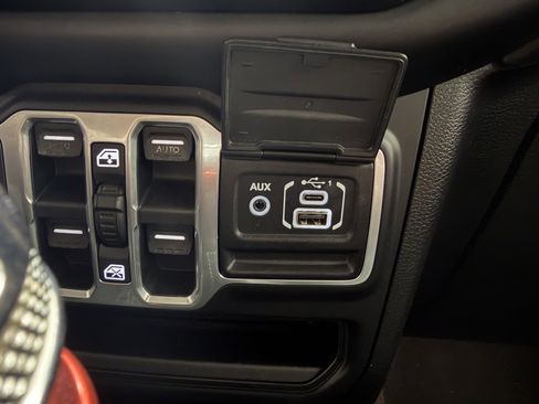 Used 2018 Jeep Wrangler Unlimited Sahara image 20