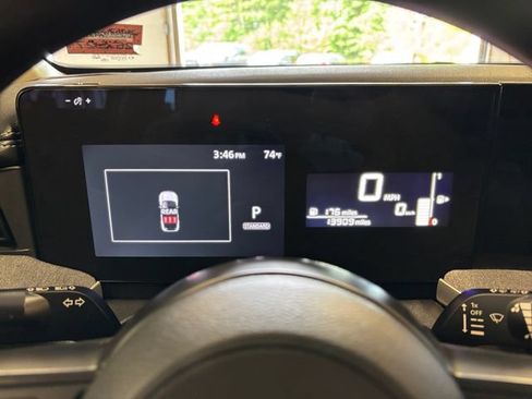 Used 2025 Nissan Kicks SV AWD/4WD image 17