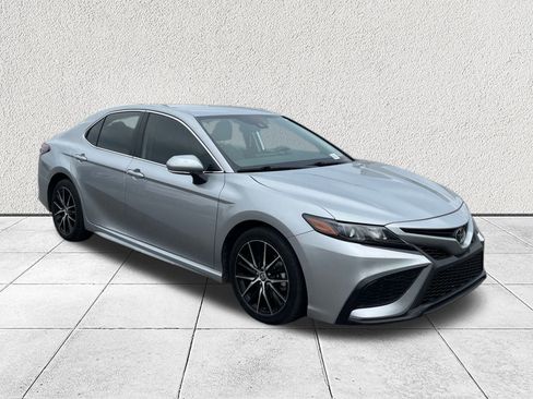 Used 2022 Toyota Camry SE image 1