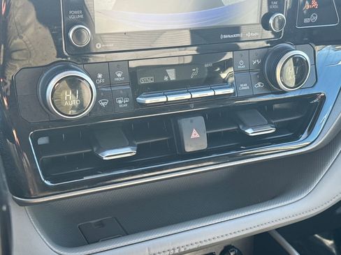 Used 2021 Toyota Highlander LE image 25