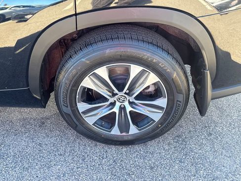 Used 2022 Toyota Highlander XLE AWD/4WD image 42