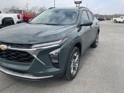 Used 2025 Chevrolet Trax LT image 14