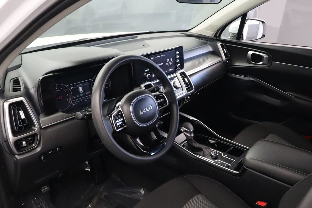 Used 2023 Kia Sorento LX FWD image 16