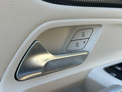 Used 2023 Mercedes-Benz GLB 250 4MATIC w/ Premium Package image 19