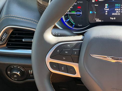Used 2023 Chrysler Pacifica Pinnacle FWD image 26