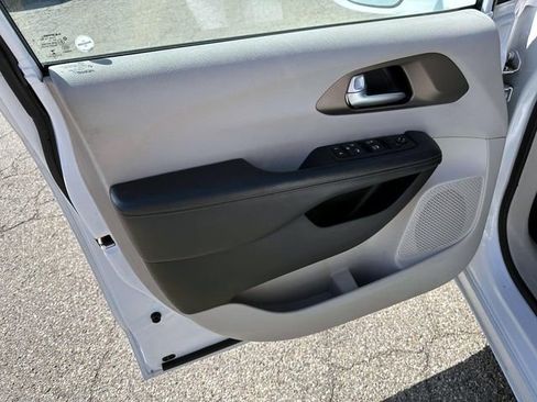 Used 2018 Chrysler Pacifica Touring-L FWD image 13