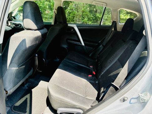 Used 2017 Toyota RAV4 LE FWD image 9