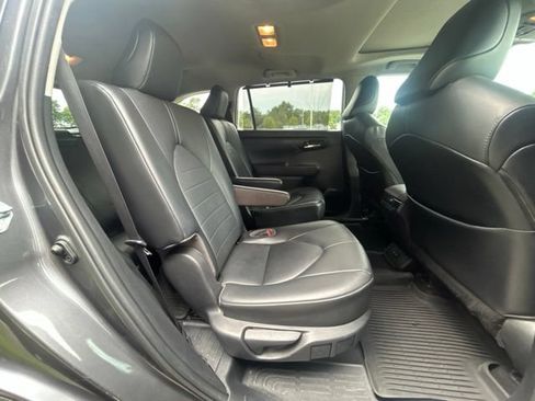 Used 2021 Toyota Highlander XLE AWD/4WD image 51