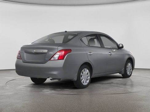 Used 2013 Nissan Versa SV FWD image 2