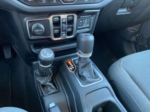 Used 2025 Jeep Wrangler Sahara image 40