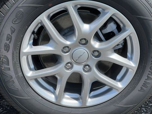 New 2027 Chrysler Pacifica Select FWD image 7