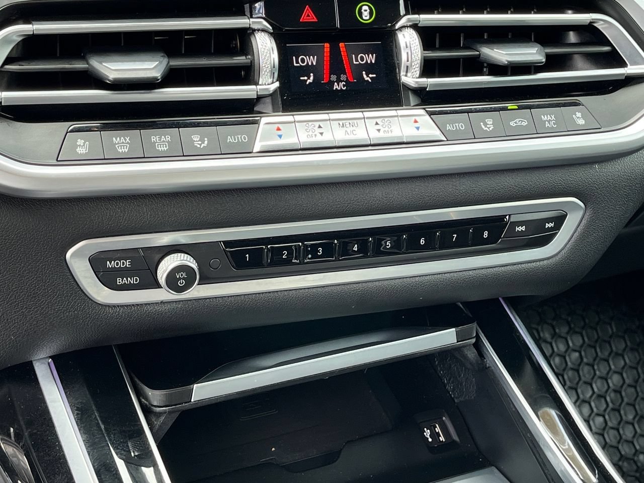 Used 2021 BMW X7 M50i w/ Dynamic Handling Package AWD/4WD image 26