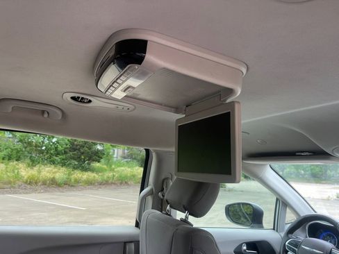 Used 2020 Chrysler Voyager LX w/ Cold Weather Group image 22