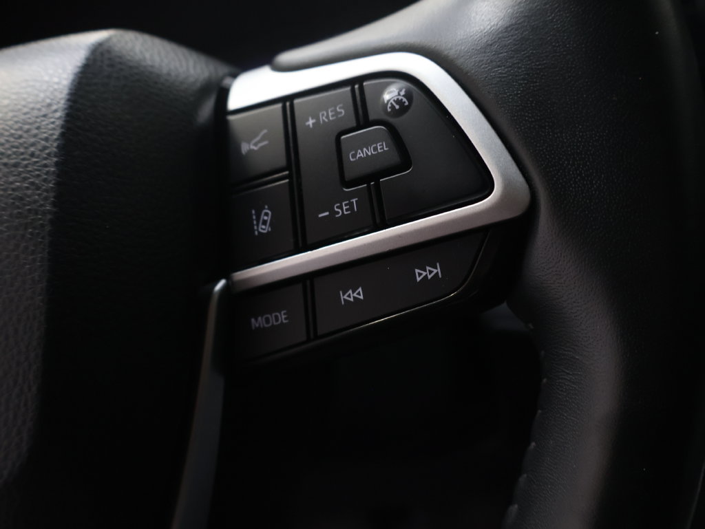 Used 2024 Toyota Highlander LE FWD image 21