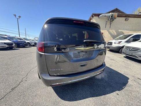 Used 2017 Chrysler Pacifica Touring-L Plus w/ Advanced Safetytec Group FWD image 9